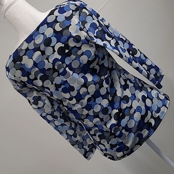 Notations petite large top with front oversized black button feature - Picture 4 of 9